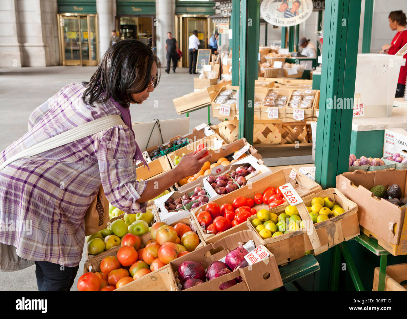 Frau, die frisches Obst auf dem Bauernmarkt außerhalb von Union Station - Washington, DC USA kauft Stockfoto