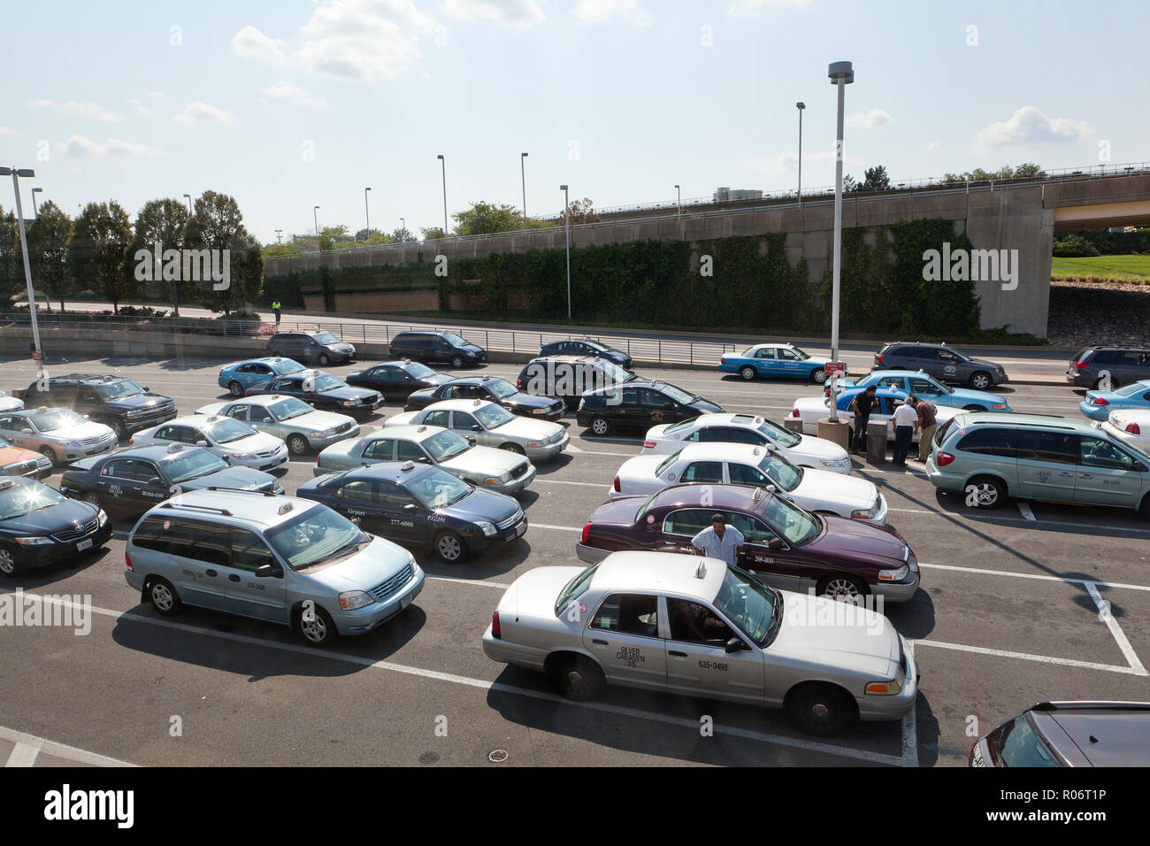 Taxis stehen am Wartebereich des Flughafens - USA Stockfoto