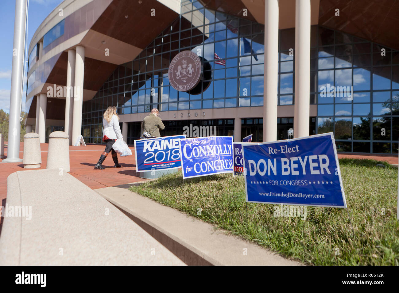 Virginia Kongreßrennen Kandidaten Plakate außerhalb einer Wahllokal während der 2018 midterm Wahlen - Fairfax County, Virginia, USA Stockfoto