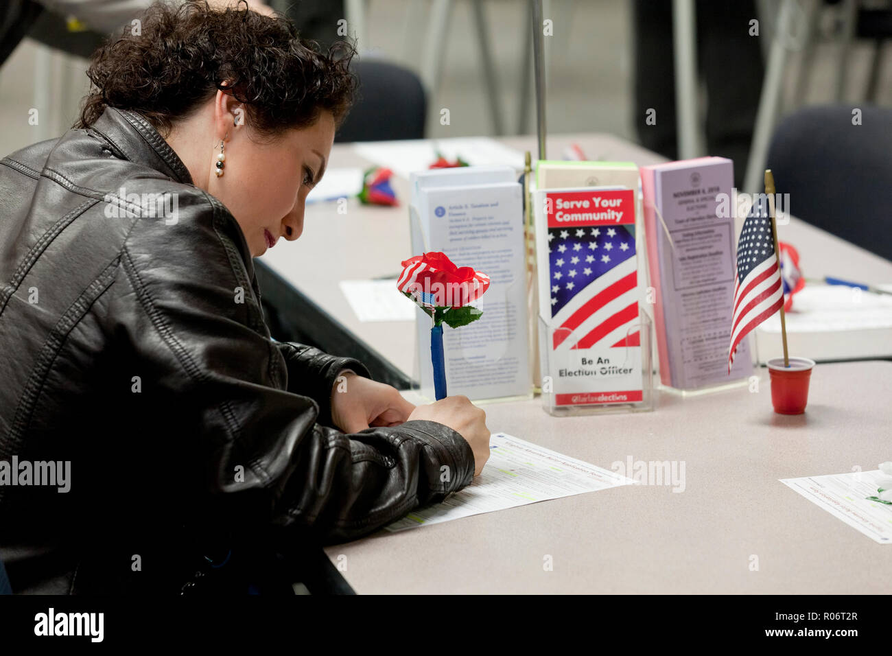 Frau füllt abwesender Stimme Anwendung während 2018 midterm Wahlen - Fairfax County, Virginia, USA Stockfoto