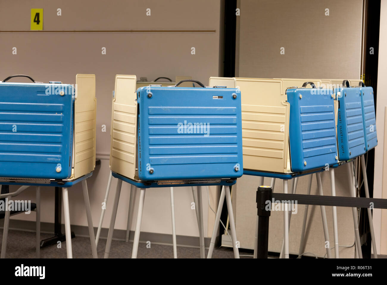 Leere Wahlkabinen während der 2018 midterm Wahlen - Virginia, USA Stockfoto