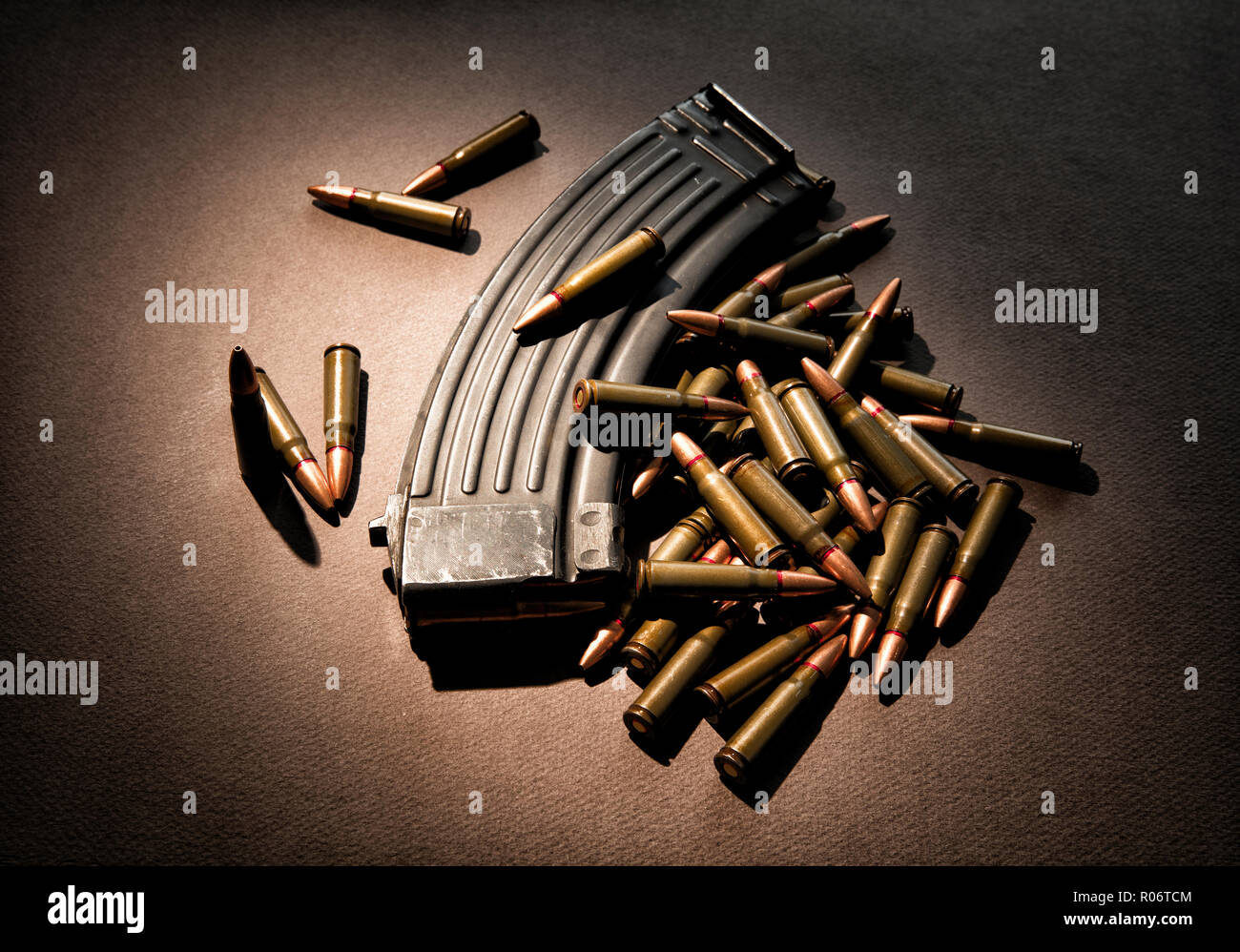Hohe Kapazität 30 Runden Munition Magazin mit scharfer Munition. Stockfoto