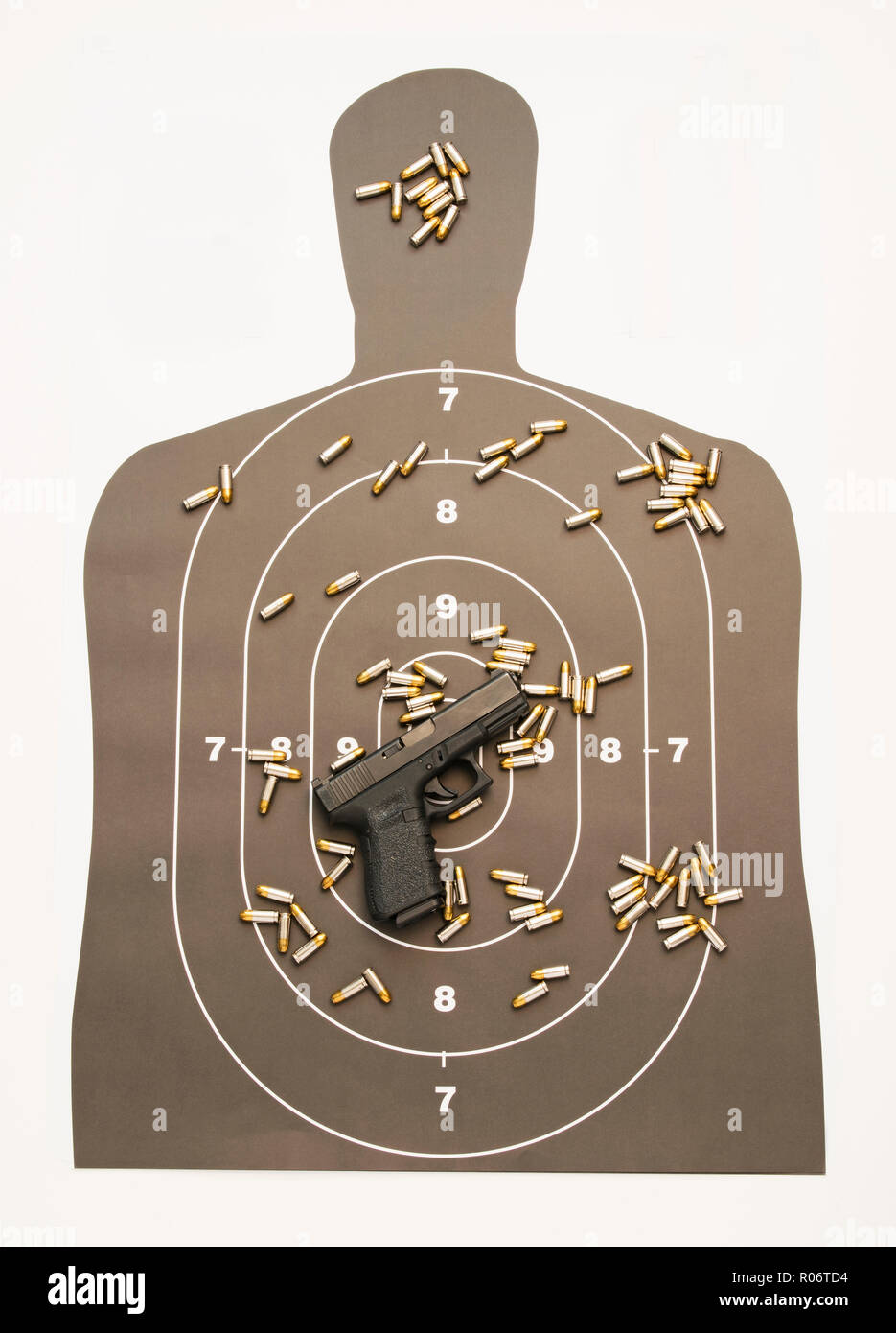 Pistole und Munition auf dem Ziel, an der Pistole Schießstand Stockfoto