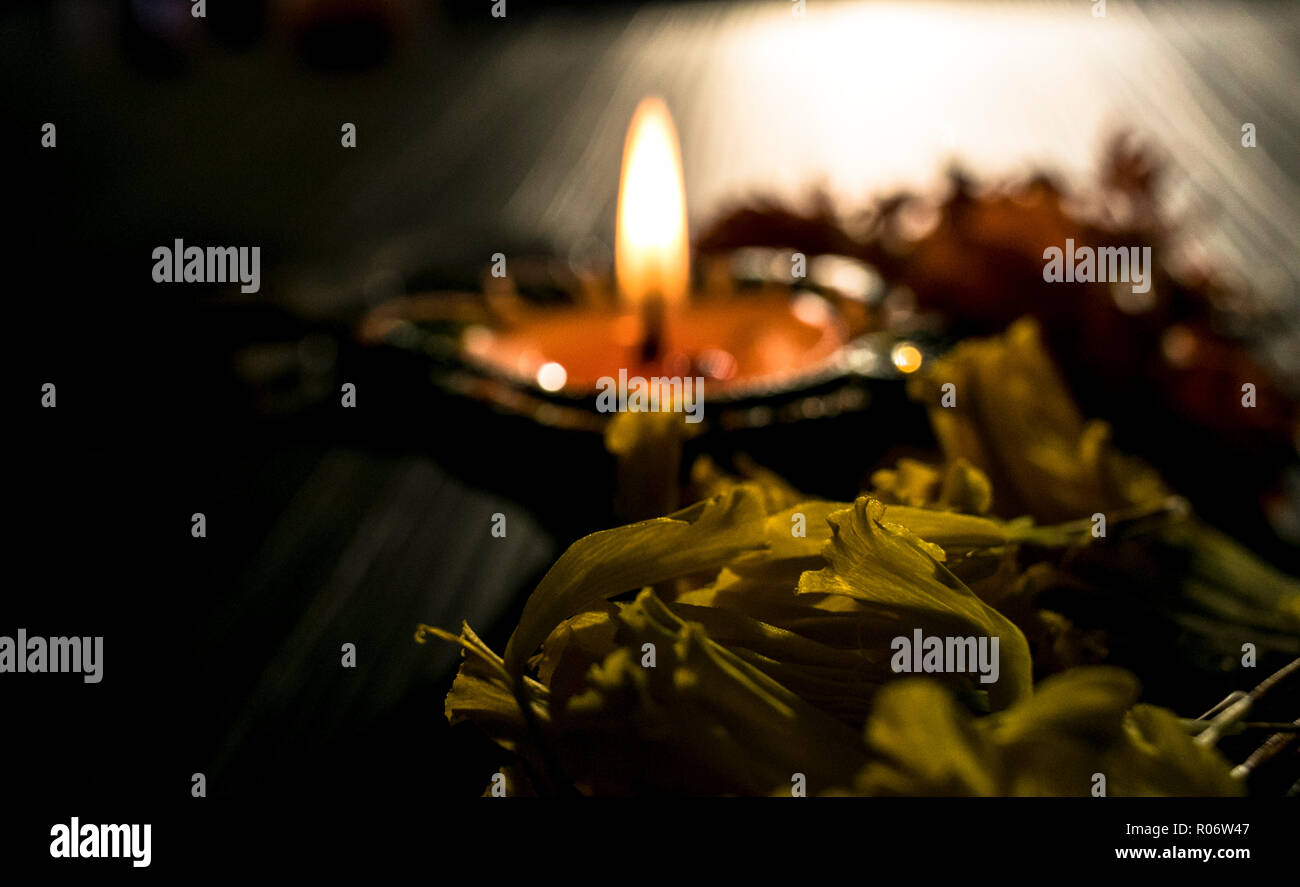 Isolierte diya/Lampe auf dem Tisch platziert Stockfoto