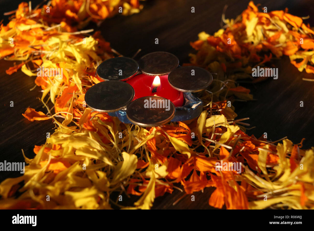 Diya/Lampe mit Blumen angeordnet Stockfoto