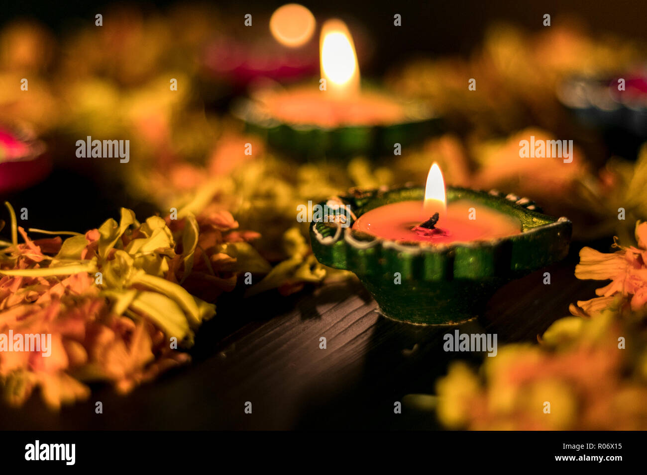 Bunte diyas in verschiedenen Möglichkeiten angeordnet Stockfoto