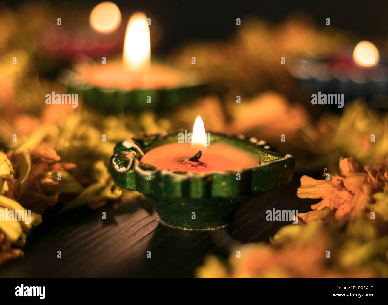 Bunte diyas in verschiedenen Möglichkeiten angeordnet Stockfoto