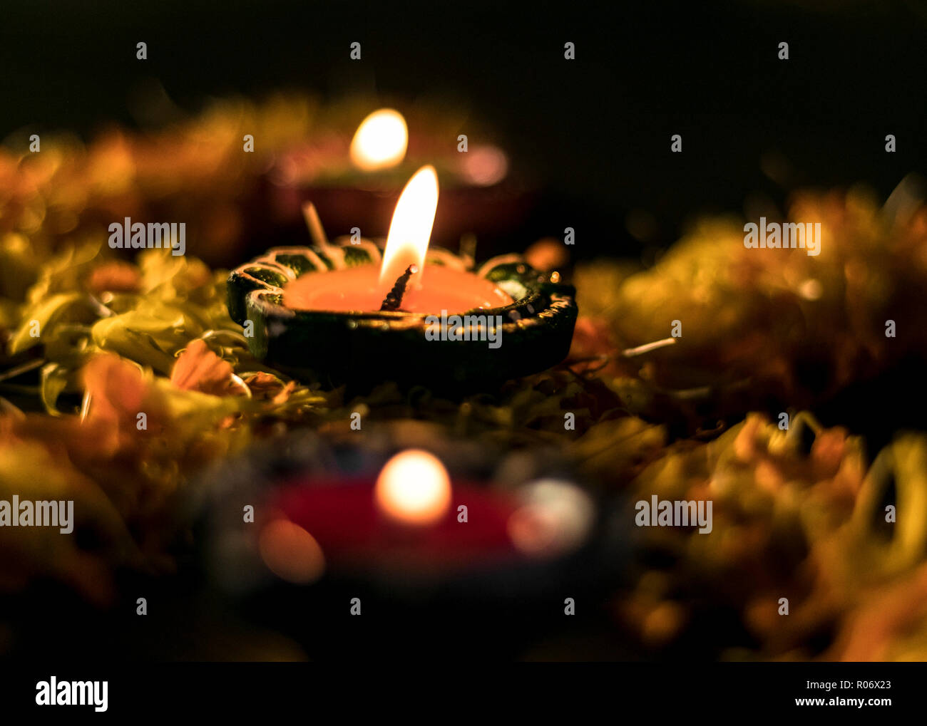 Lit diya mit Blumen angeordnet Stockfoto