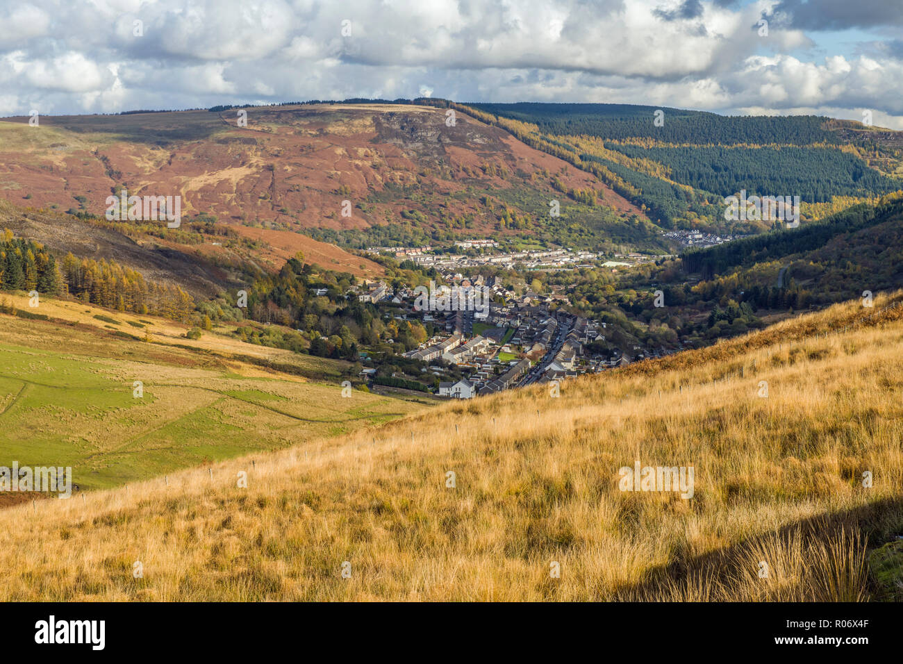 Die Dörfer von Cwmparc und Treorchy versteckt im Rhondda Valley South Wales Stockfoto