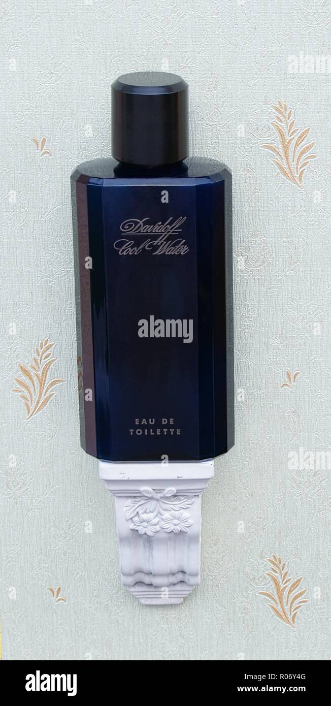 Davidoff Cool Water, Eau de Toilette, Parfüm Flasche auf einem antiken Wand Konsole mit Ornament Stockfoto