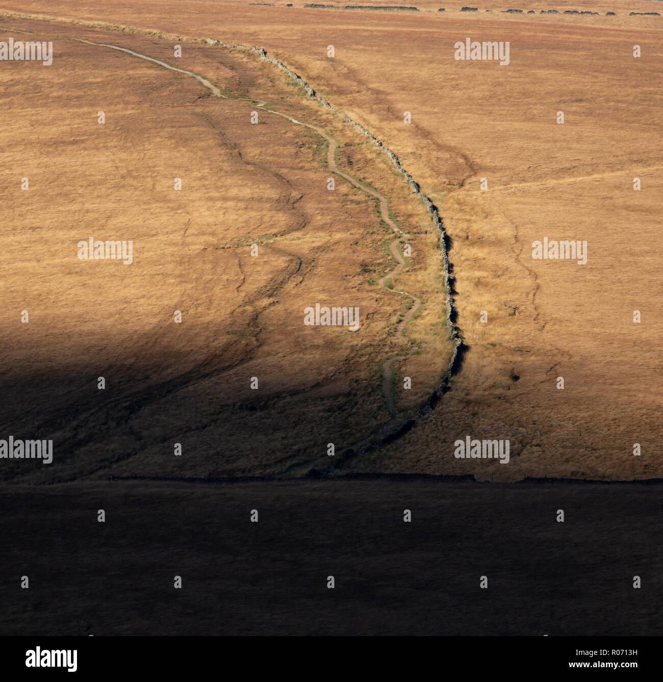 Zerbrochene Steinmauer in die West Pennine Moors Verfahren düsteren Moor. Stockfoto