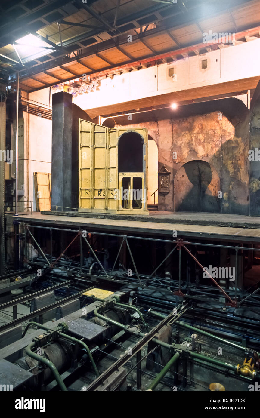 Wien, Ringstraße, Hinter den Kulissen der Wiener Staatsoper, Bühnentechnik, Unterbühne - Wien, Ringstraße, Staatsoper, hinter den Kulissen Stockfoto