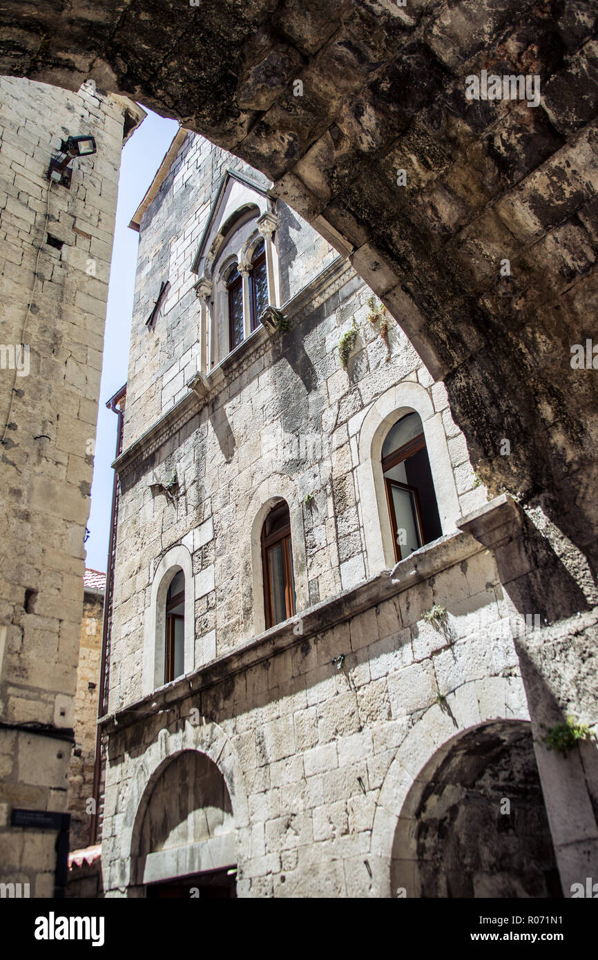 Die engen Gassen der mediterranen Stadt Trogir. Kroatien. Stockfoto