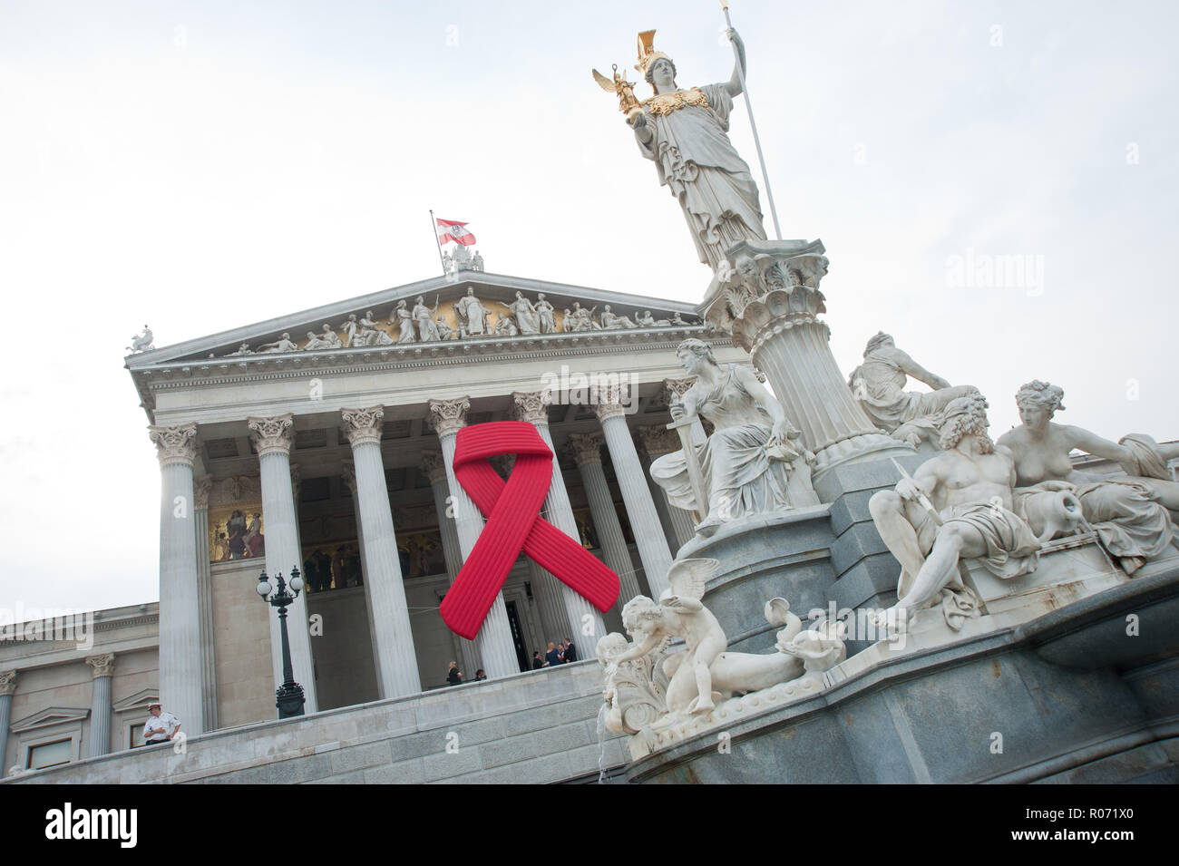 Wien, Parlament, AIDS-Schleife - Wien, Parlament, rote Schleife Stockfoto