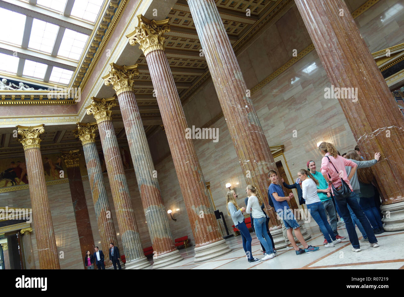 Wien, Ringstraße, Parlamentsgebäude, Säulenhalle, Dekostoffe - Wien, Haus des Parlaments, Besucher Stockfoto