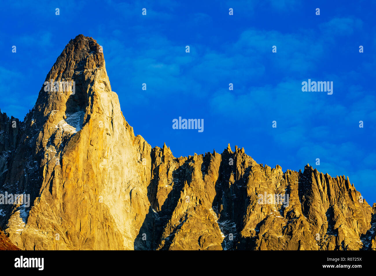 Europa, Frankreich, Chamonix, Mont Blanc (4122 m) und Les Drus (Aiguille du Dru) 3754 m Stockfoto