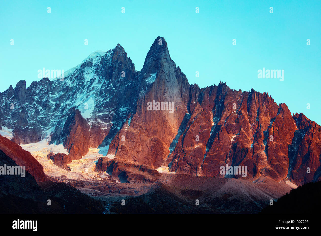 Europa, Frankreich, Chamonix, Mont Blanc (4122 m) und Les Drus (Aiguille du Dru) 3754 m Stockfoto