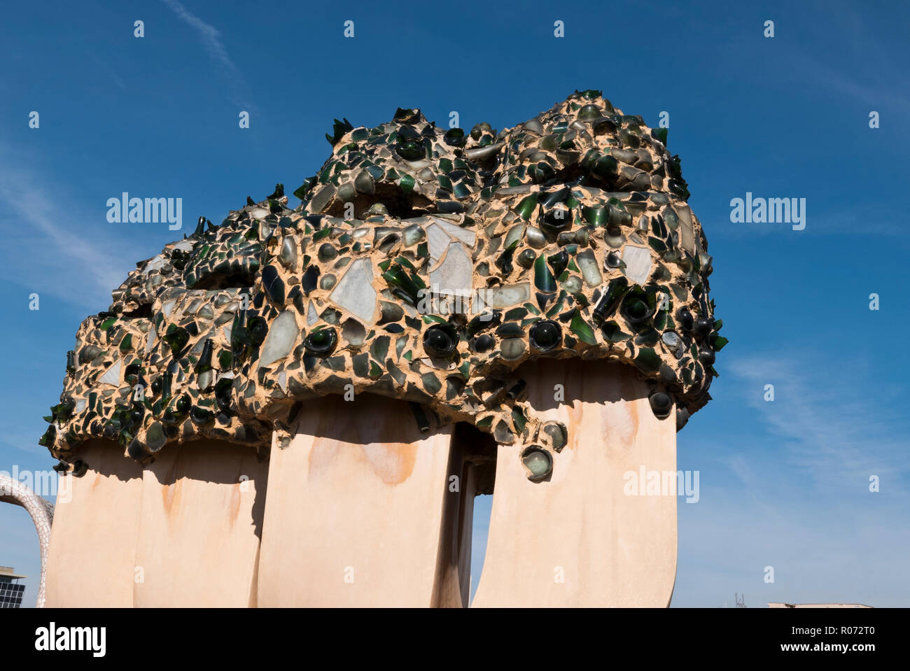 Schornsteine auf dem Dach von Antoni Gaudís Casa Mila Gebäude, Barcelona, Spanien Stockfoto