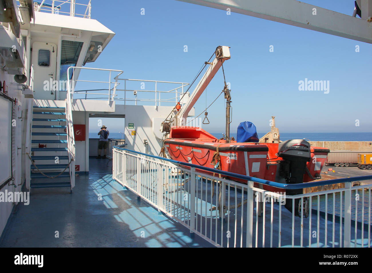 Cirkewwa, Malta - Mai 2018: Rot Rettungsboot an Deck der Fähre Schiff an Bord Stockfoto