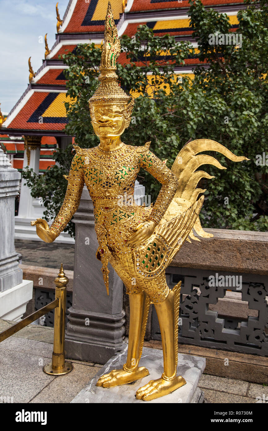 Statue eines Asurapaksi, ein Fabelwesen mit dem Kopf eines Riesen und der untere Teil des Körpers eines Vogels, in Wat Phra Kaew, Bangkok, Thailand. Stockfoto