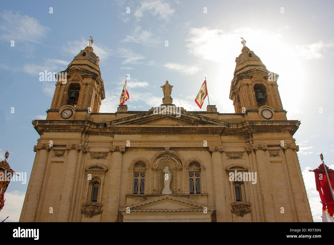 Glockentürme der festlich geschmückten alten schönen Kirche für die jährliche Festa religiösen Urlaub in Marsa, Malta am hellblauen Himmel Hintergrund Stockfoto