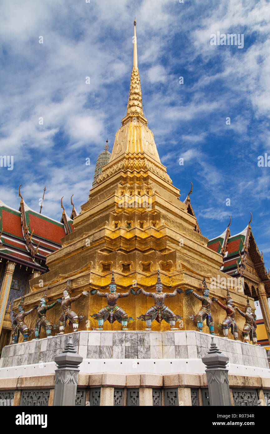 Südlichen goldenen Chedi im Wat Phra Kaew, Bangkok, Thailand. Stockfoto