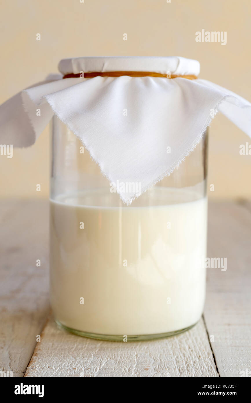 Glas der Fermentierung von Milch Kefir. Stockfoto