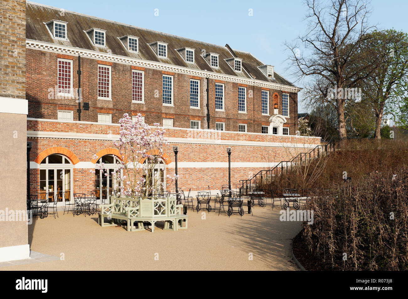 Stühle und Blühender Baum auf Terrasse im Kensington Palace Stockfoto