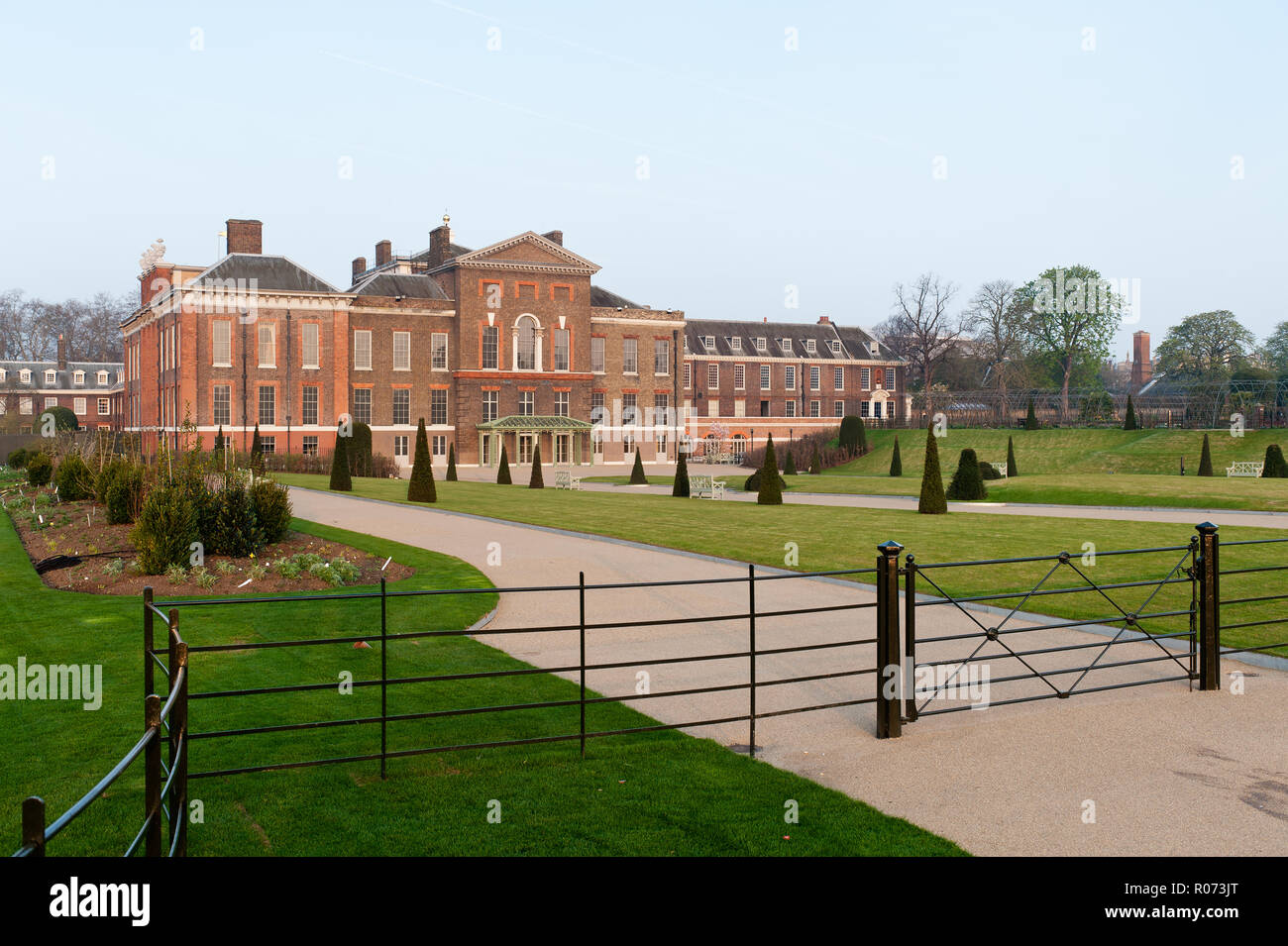 Rasenflächen Exterieur und Tore im Kensington Palace, London, UK Stockfoto