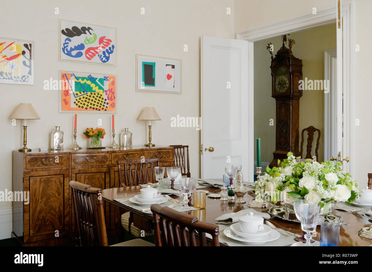 Set Esstisch mit modernen Gemälden Stockfoto