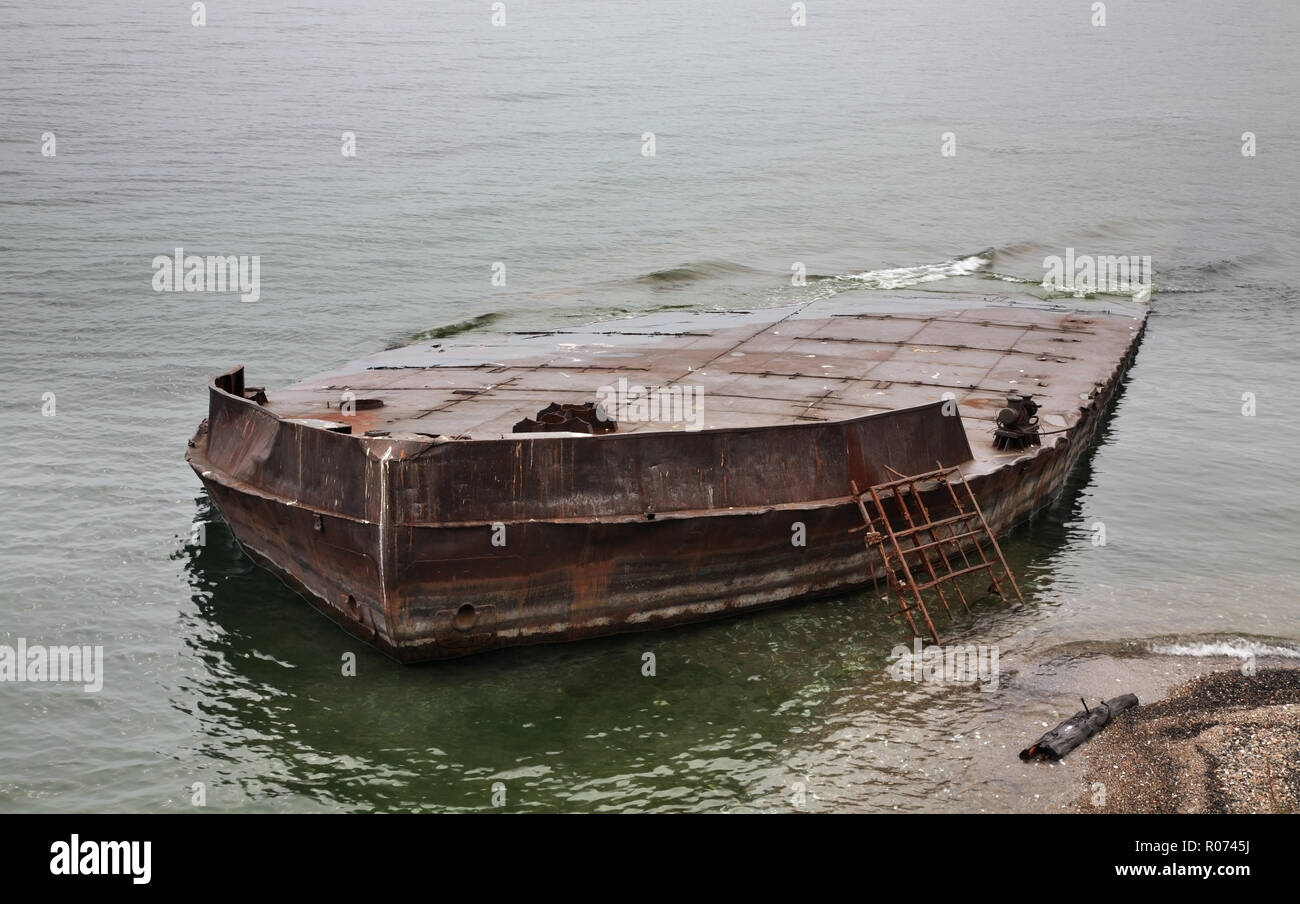 Versenkt Schiff in Port-Baikal Siedlung. Region Irkutsk. Russisch Stockfoto