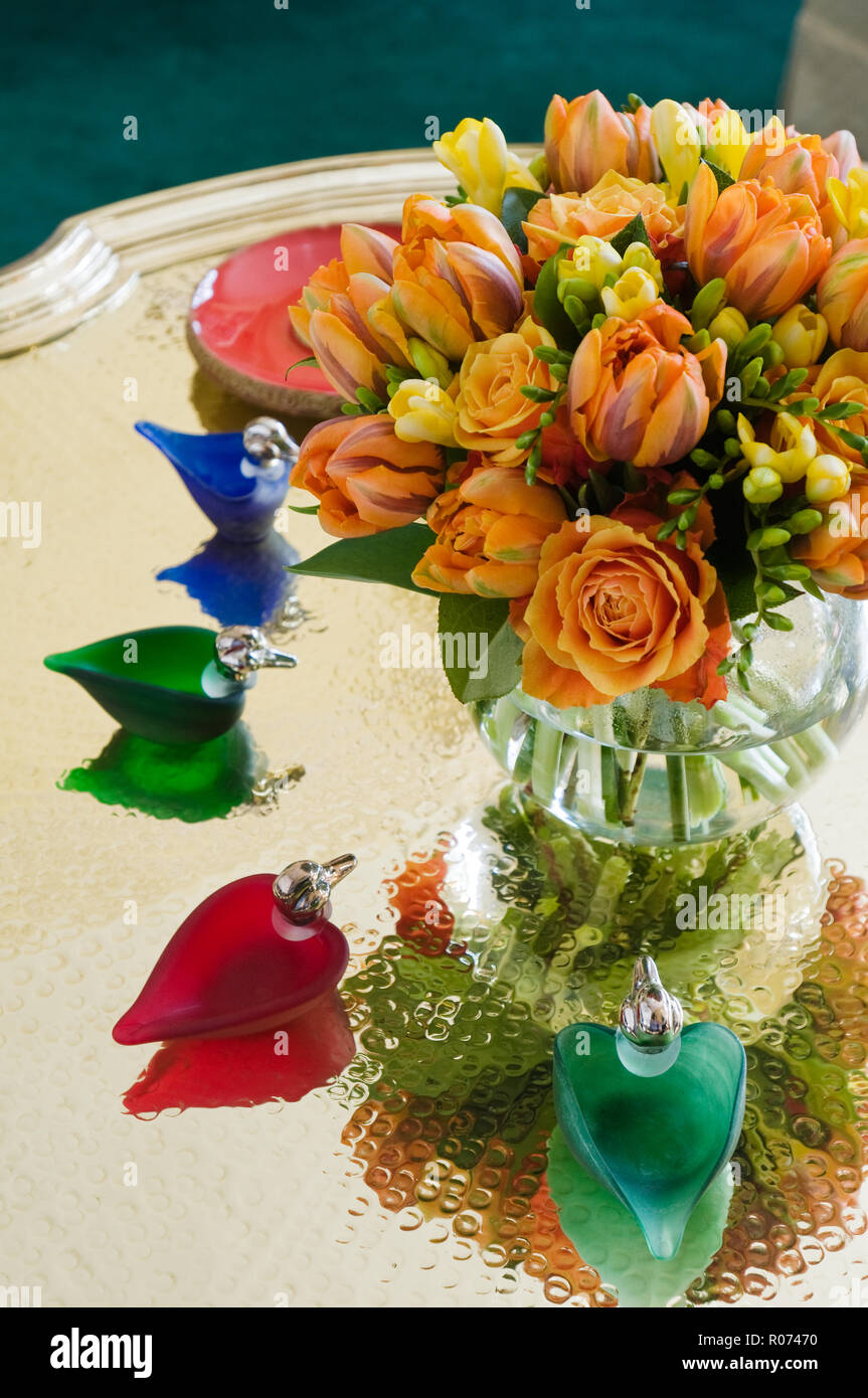 Blumenarrangement mit Ente Ornamente Stockfoto