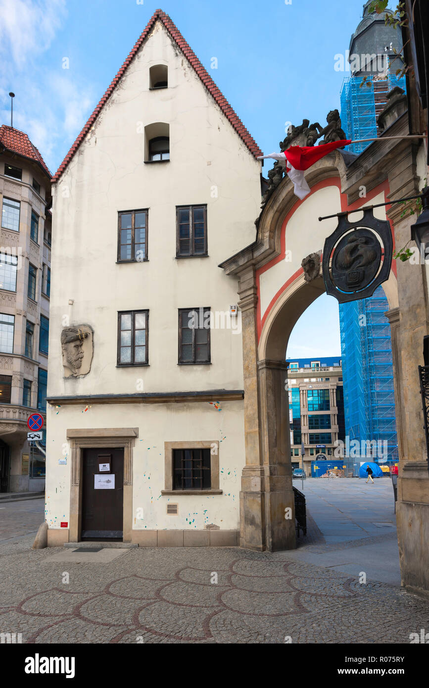 Blick auf die "Hänsel" Haus, einer der zwei Gebäude in der Ecke Breslauer Marktplatz (Rynek) als Hänsel & Gretel Häuser, Wroclaw, Polen bekannt. Stockfoto