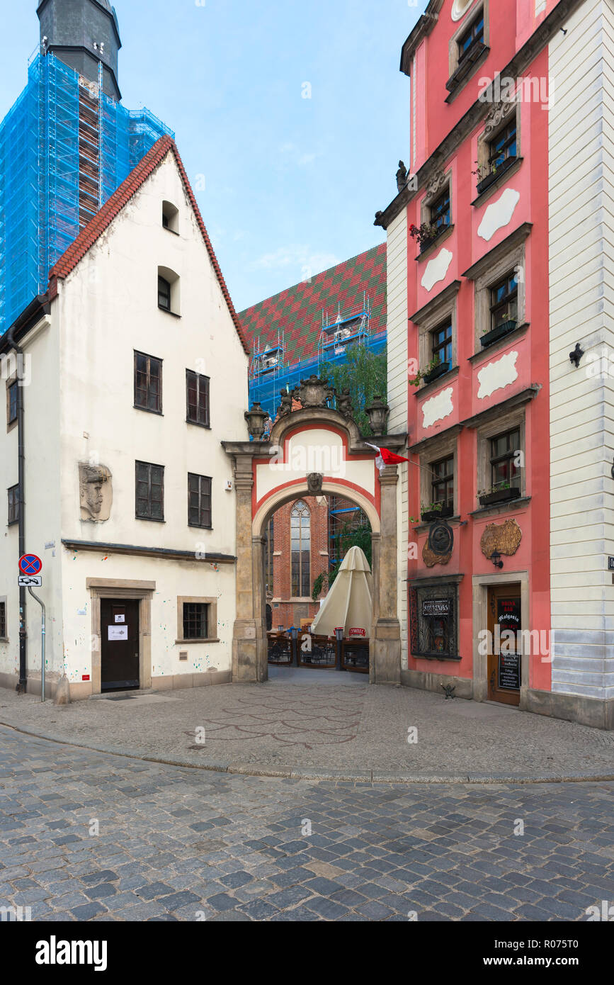 Hänsel und Gretel Haus, Blick auf die Gebäude, bekannt als Hänsel & Gretel Häuser in einer Ecke der Marktplatz in der Altstadt (Rynek) in Breslau stationiert. Stockfoto