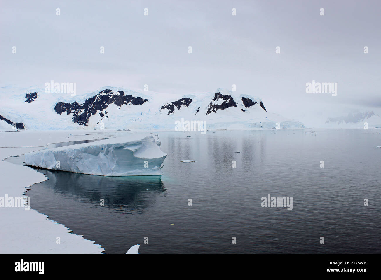 Die Wilden und unversöhnlich Landschaft der Antarktis. Das Antarktische Halbinsel Blick auf iceflows, schneebedeckten Gipfeln, Eisberg und glitzernd gefrorenen Gewässern Stockfoto