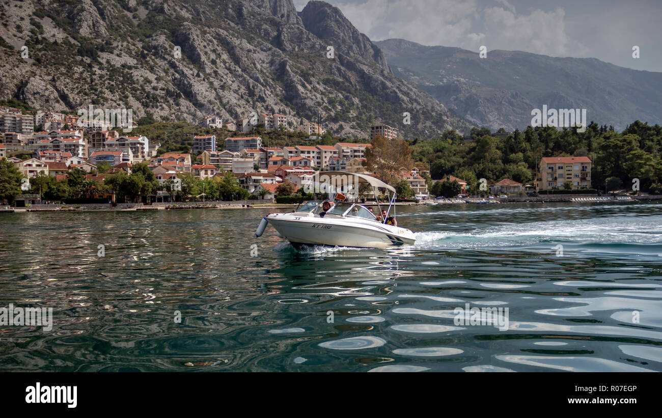 Montenegro, September 2018 - Touristen, eine Fahrt mit dem Schnellboot in die Bucht von Kotor Stockfoto