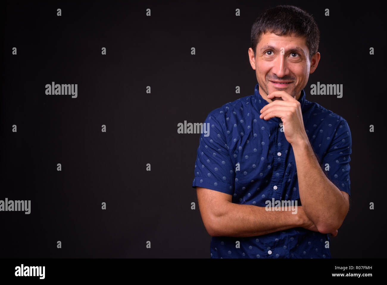 Portrait der hispanischen Geschäftsmann auf schwarzem Hintergrund Stockfoto
