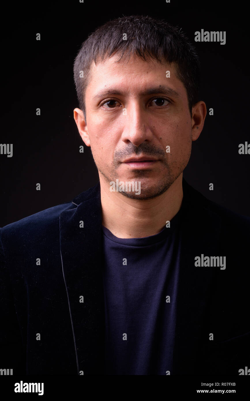 Portrait der hispanischen Geschäftsmann auf schwarzem Hintergrund Stockfoto