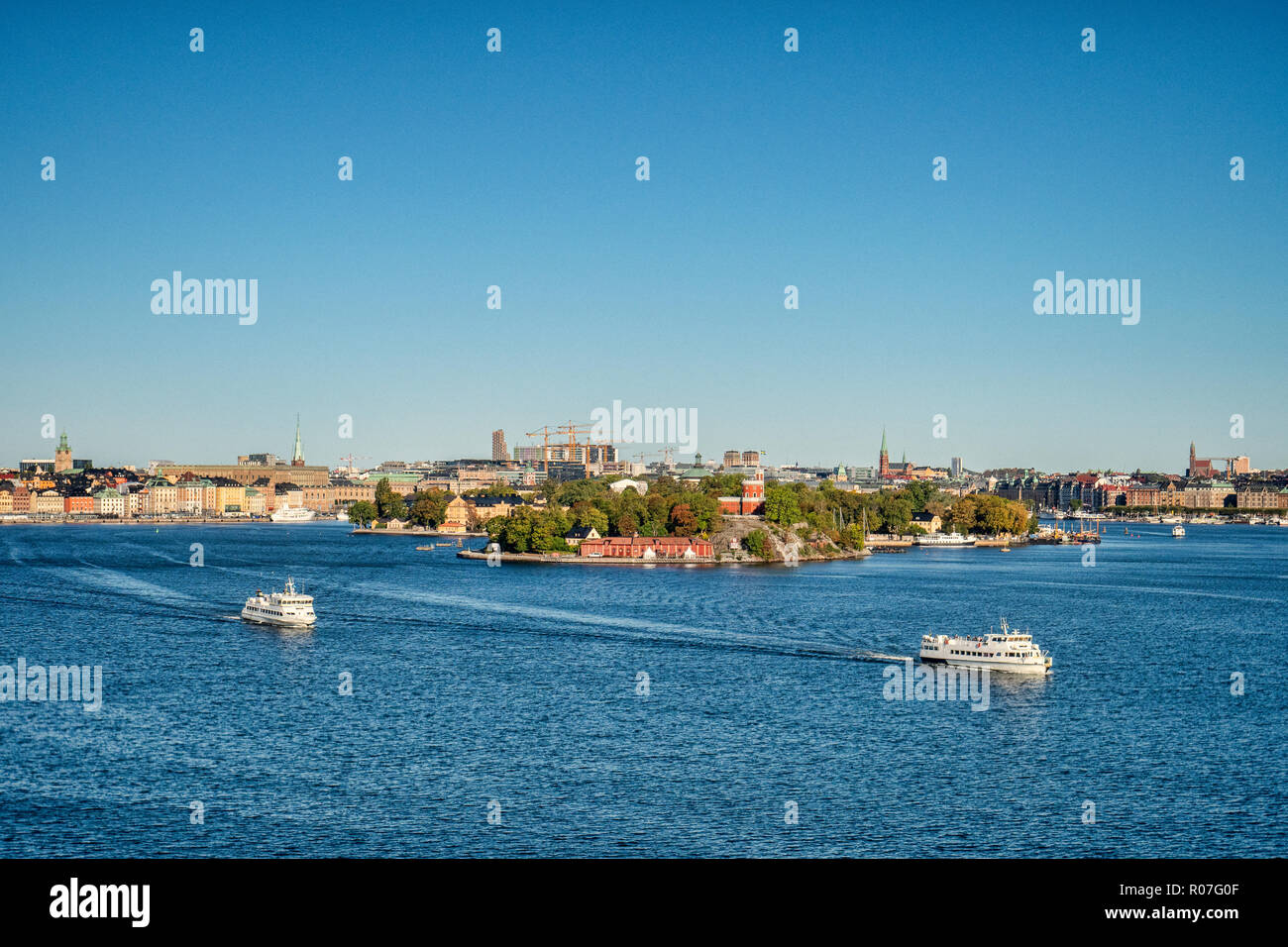 16. September 2018: Stockholm, Schweden - Stockholm Fähren im Hafen, von dem Deck eines Kreuzfahrtschiffes gesehen. Stockfoto