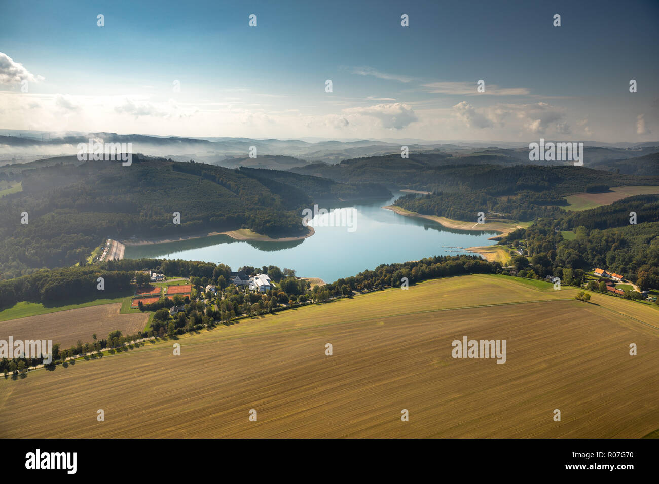 Luftaufnahme, Hennesee im Naturpark Sauerland-Rothaargebirge staut das Wasser der Henne, Behälter, Hennesee bei Ebbe, Berghausen, Meschede, Sa Stockfoto