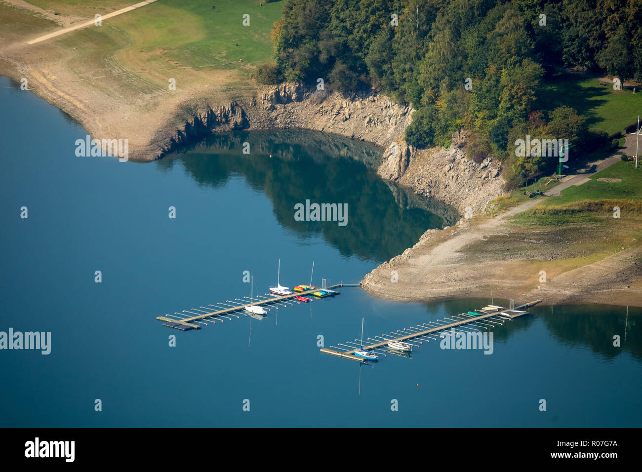 Luftaufnahme, See, Hennesee im Naturpark Sauerland-Rothaargebirge staut das Wasser der Henne, Segelboot pier, Behälter, Hennesee bei Ebbe, Ber Stockfoto