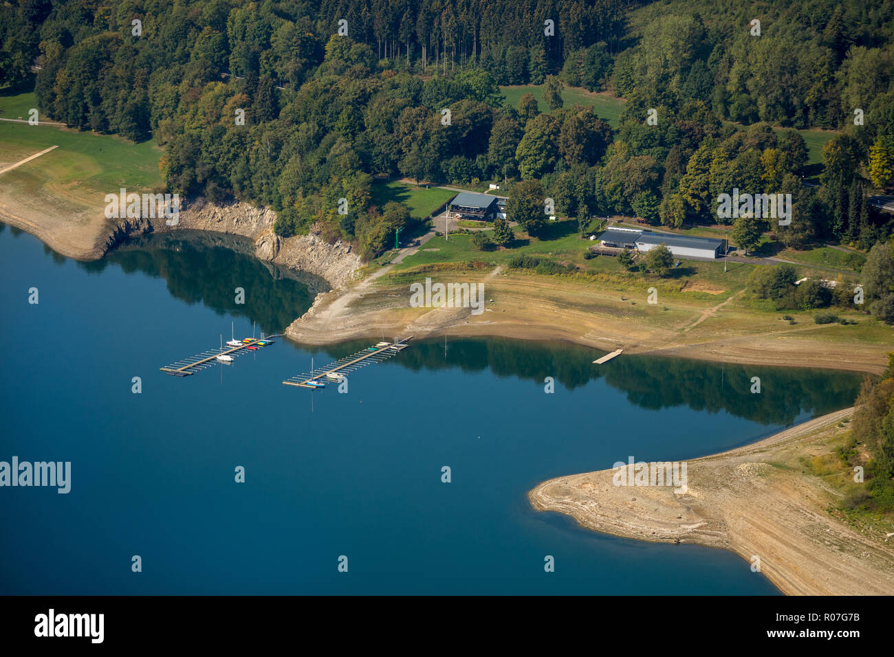 Luftaufnahme, See, Hennesee im Naturpark Sauerland-Rothaargebirge staut das Wasser der Henne, Segelboot pier, Behälter, Hennesee bei Ebbe, Ber Stockfoto