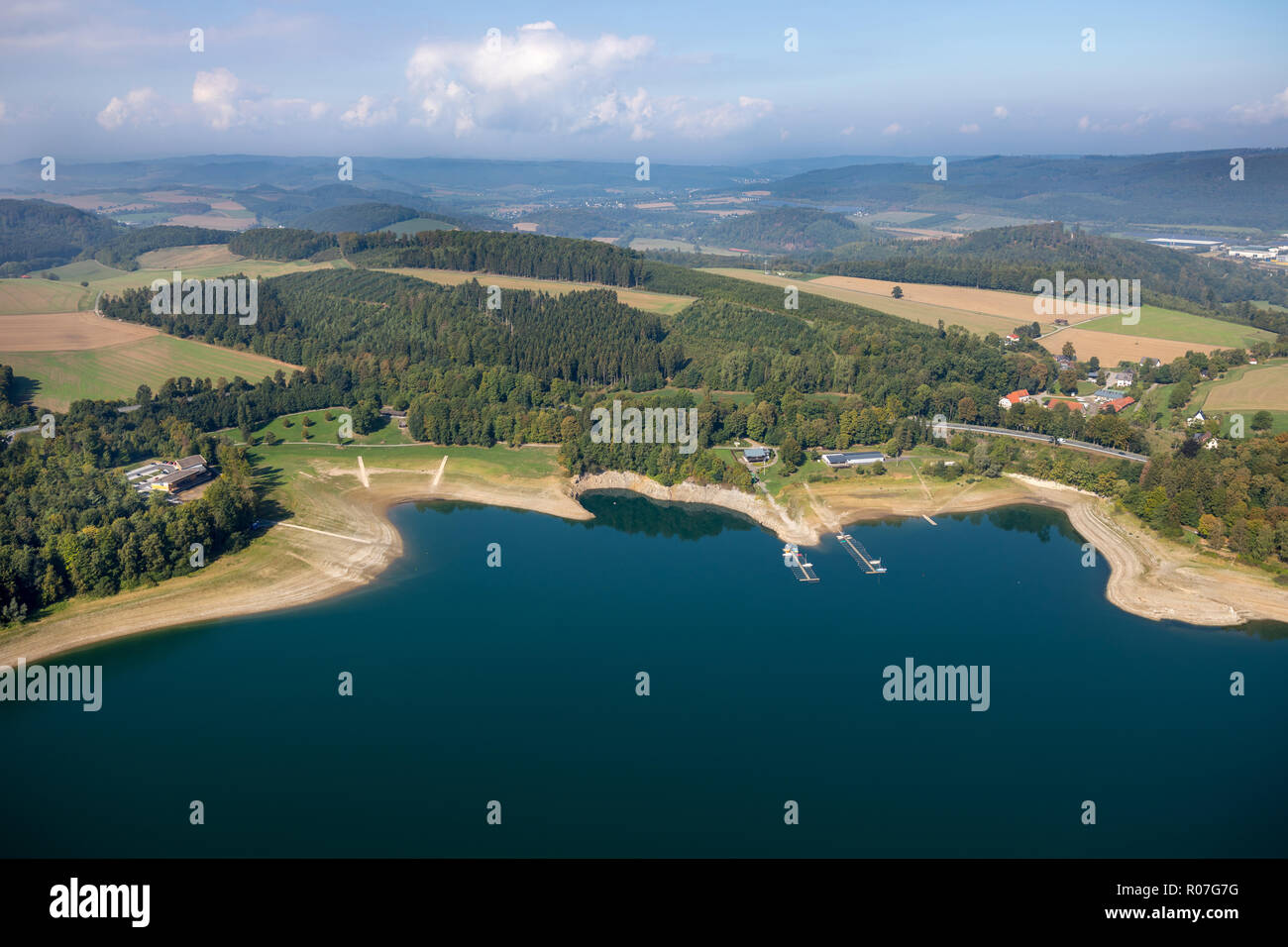 Luftaufnahme, See, Hennesee im Naturpark Sauerland-Rothaargebirge staut das Wasser der Henne, Restaurant H1, Behälter, Hennesee bei niedrigen Ti Stockfoto
