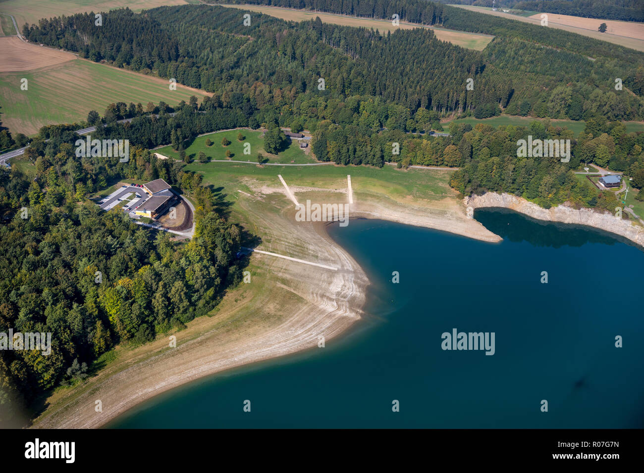 Luftaufnahme, See, Hennesee im Naturpark Sauerland-Rothaargebirge staut das Wasser der Henne, Restaurant H1, Behälter, Hennesee bei niedrigen Ti Stockfoto