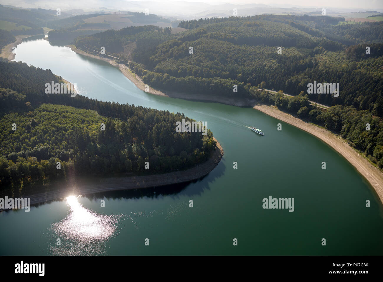 Luftaufnahme, tour Boot auf dem Stausee, See, Hennesee im Naturpark Sauerland-Rothaargebirge staut das Wasser der Henne, Behälter, Hennesee an Stockfoto
