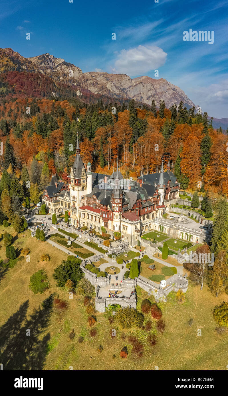 Panorama von Schloss Peles, Sinaia, Rumänien. Luftaufnahmen Stockfoto