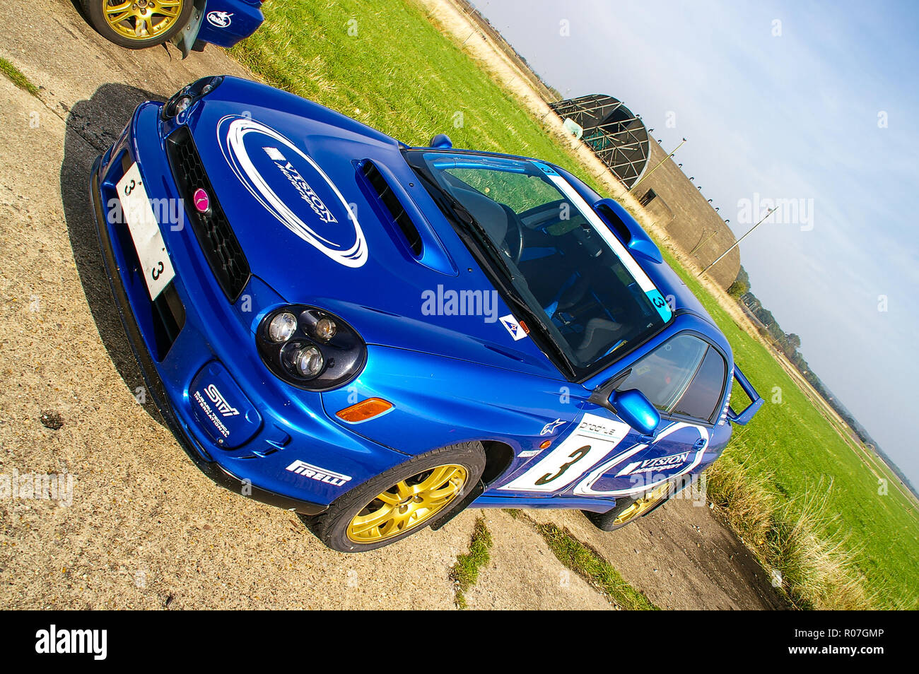 Subaru Impreza Rallyefahrzeug von Vision Motorsport wurde für Fahrten mit rotem Buchstaben auf dem ehemaligen RAF Upper Heyford Airbase mit Hangar verwendet Stockfoto