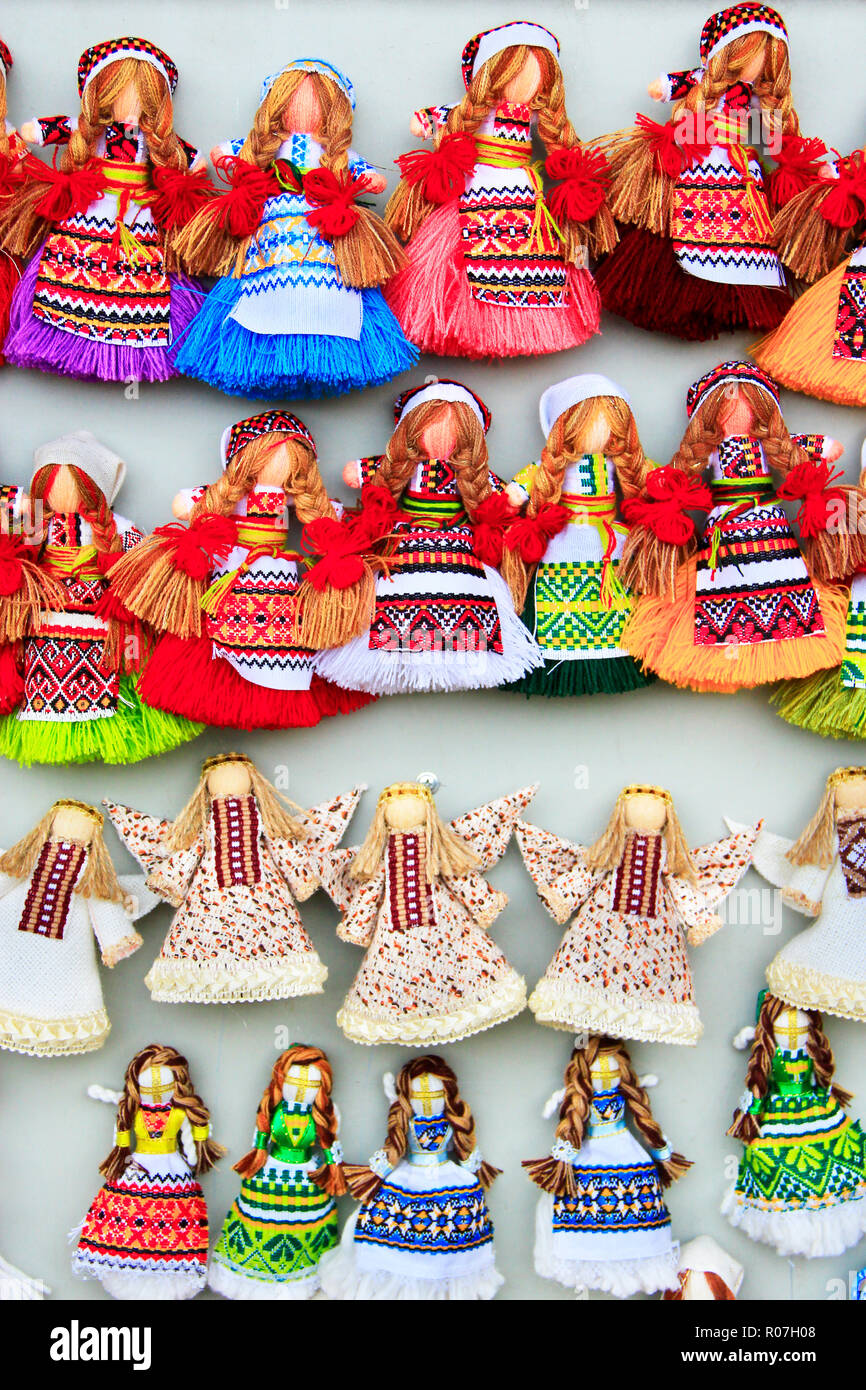 Die Rag dolls in den Markt. Reichhaltiges Sortiment an handgefertigten Stoffpuppen. Ukrainische Nationale Souvenirs Stockfoto