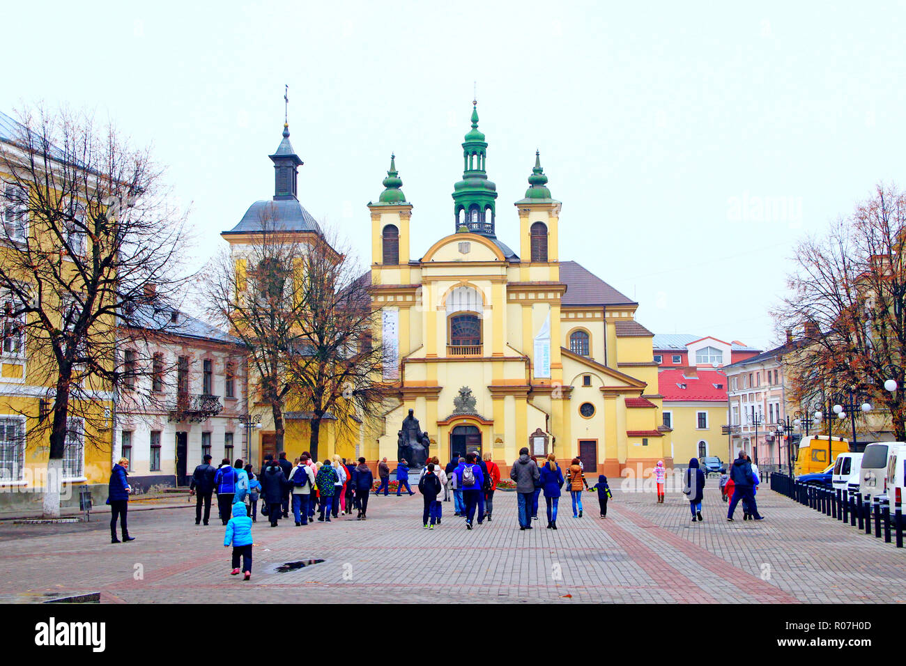 Iwano-frankiwsk Stadt views: Menge der Touristen in Platz mit Blick auf die Kirche der Jungfrau Maria. Travel Concept. Masse der Leute. Menschen zu Fuß Stockfoto