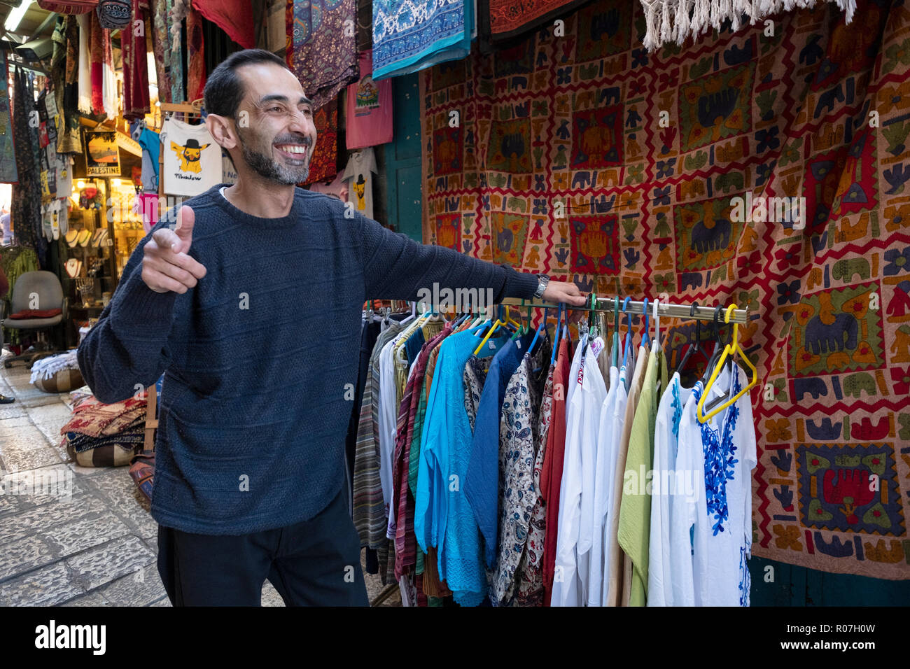 Porträt eines animierten Kaufmann vor seinem Geschäft im christlichen Viertel der Altstadt von Jerusalem, Israel. Stockfoto